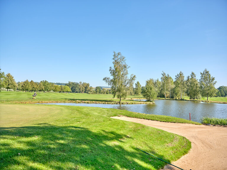 Der Ausblick auf den See inmitten der grünen Natur ist perfekt für einen Aktivurlaub in Bayern.