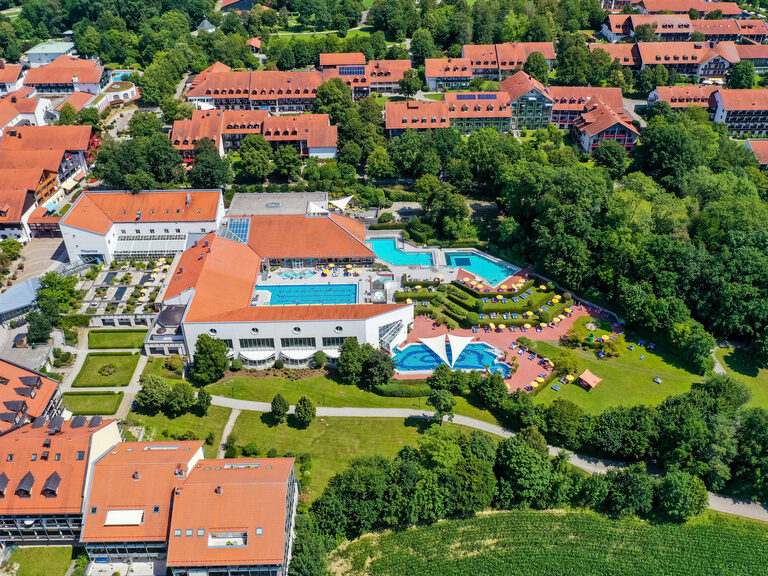 Luftaufnahme eines großen Thermenkomplexes, ideal für Erholung und Entspannung im Aktivurlaub in Bayern.
