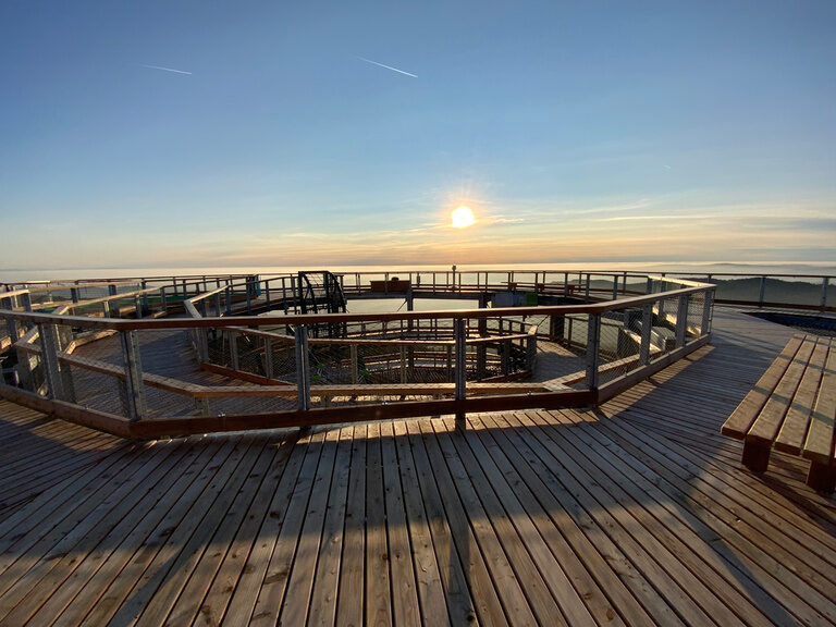 Sonnenuntergang auf einer Aussichtsplattform, ein Highlight für Naturliebhaber im Aktivurlaub in Bayern.