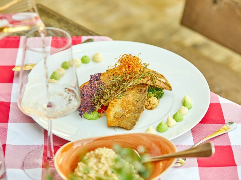 Gebratener Fisch mit Gemüse und Weißwein im Hotel bei Bad Griesbach.